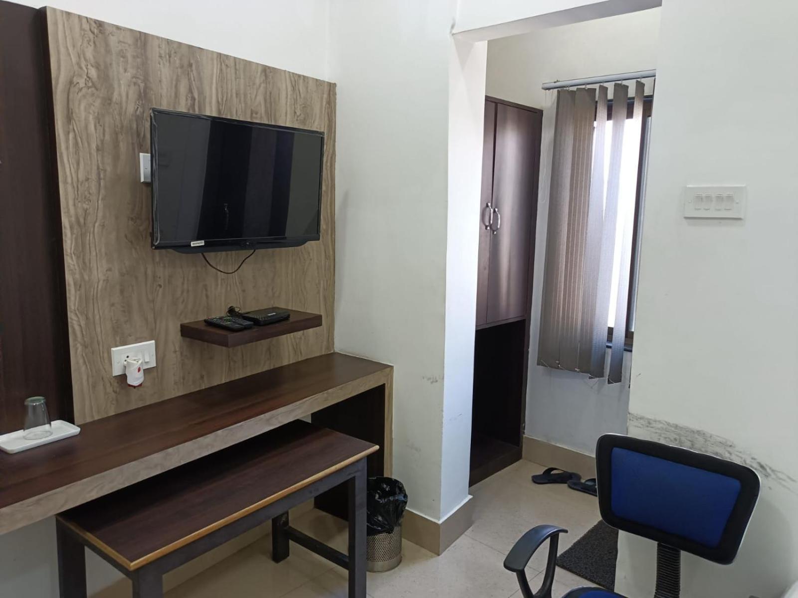 Kusum Hotel Dibrugarh Exteriör bild
