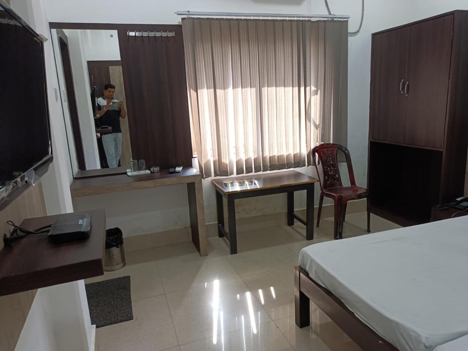 Kusum Hotel Dibrugarh Exteriör bild